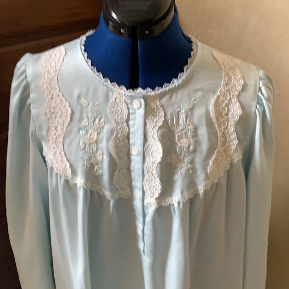 Miss Elaine long-sleeved silky nightgown. - Picture 6 of 13